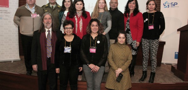 Ministra Paola tapia junto a directora de Conaset Gabriela Rosende y representantes de agrupaciones de víctimas de accidentes de tránsito