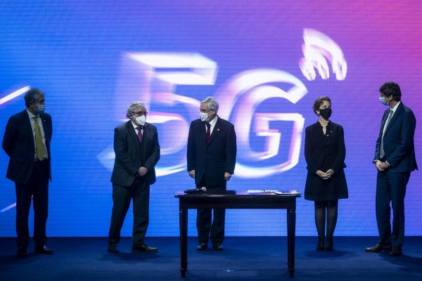 Autoridades que firman convenio por licitaci贸n de 5G