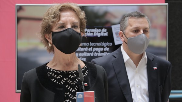 Ministra Hutt presentando Permiso de Circulaci贸n Digital