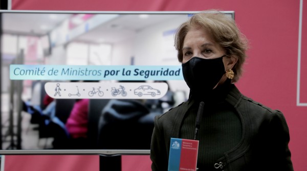Ministra Gloria Hutt en punto de prensa por lanzamiento de comit茅 interministerial de Conaset