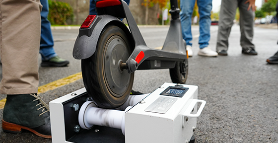 MTT e Inacap presentan dispositivo pionero que detecta scooters habilitados para superar velocidad máxima